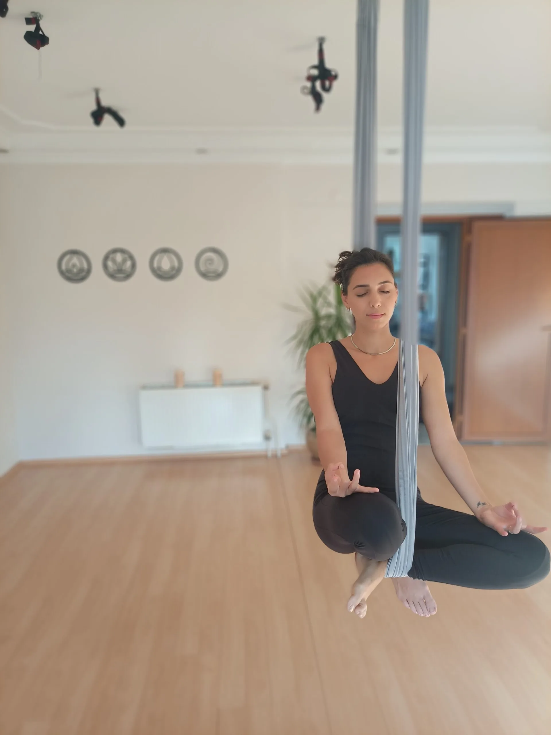 Hamak Yogası Yapan Kadın